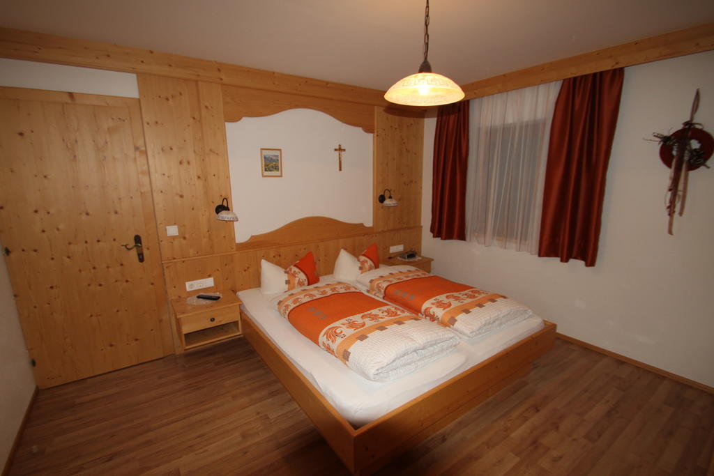 Villa Alpenbauernhof Gröbenhof Fulpmes Zimmer foto