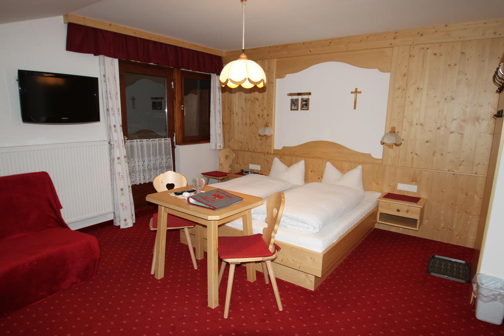 Villa Alpenbauernhof Gröbenhof Fulpmes Zimmer foto