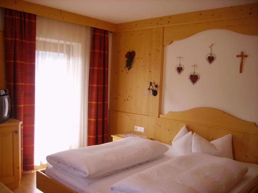 Villa Alpenbauernhof Gröbenhof Fulpmes Zimmer foto